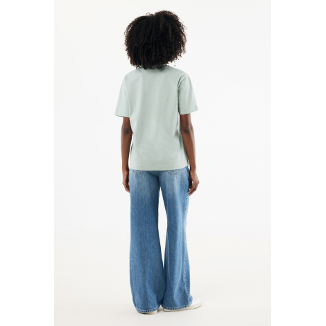 T-shirt vert clair porté de dos par un modèle féminin, sans personnalisation.