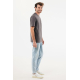 T-shirt gris foncé porté de profil par un modèle masculin, sans personnalisation.
