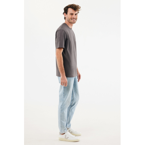 T-shirt gris foncé porté de profil par un modèle masculin, sans personnalisation.