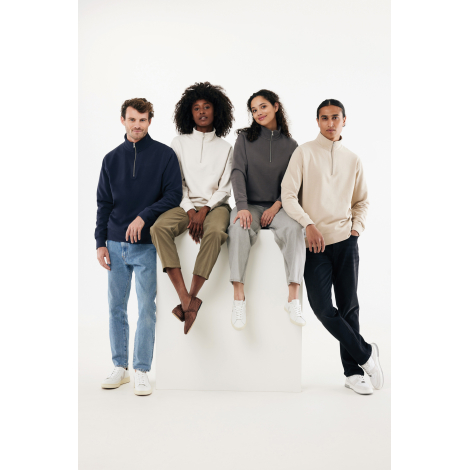 Quatre sweat-shirts portés (marine, beige, gris anthracite, écru), sans personnalisation.
