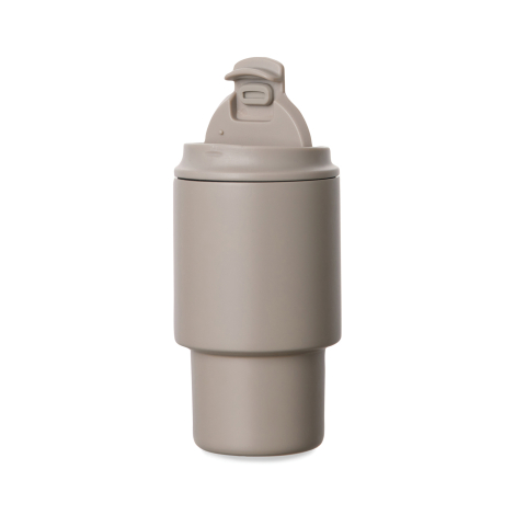 Tasse isotherme beige avec couvercle relevé, vue de face.