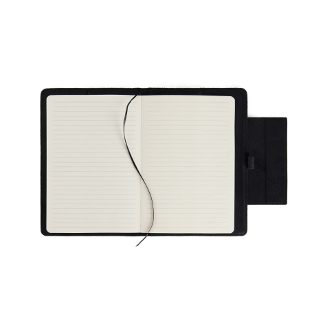 Carnet noir ouvert vu de dessus avec pages lignées et signet ruban