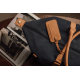 Étiquette bagage attachée à un sac de voyage en tissu bleu foncé. Aucune personnalisation visible.