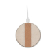 Chargeur sans fil rond en liège et tissu beige vu de dessus avec câble USB branché, sans marquage.