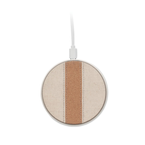 Chargeur sans fil rond en liège et tissu beige vu de dessus avec câble USB branché, sans marquage.