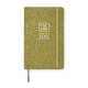 Carnet A5 rigide vert avec élastique de fermeture et ruban marque-page, marquage centré sur la couverture avant.