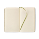 Carnet A5 rigide ouvert avec pages lignées et ruban marque-page vert au centre, sans marquage.