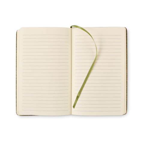 Carnet A5 rigide ouvert avec pages lignées et ruban marque-page vert au centre, sans marquage.