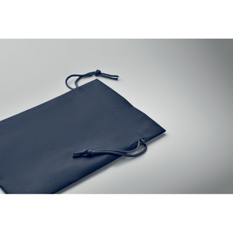 Pochette cadeau bleue en RPET recyclé présentée à plat avec cordons noués.