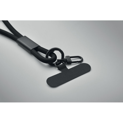 Gros plan sur cordon noir avec mousqueton et plaque rectangulaire.