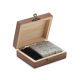 Boîte en bois ouverte avec neuf glaçons en pierre grise et pochette noire.