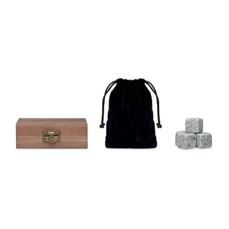 Ensemble avec boîte en bois fermée, pochette noire et glaçons en pierre grise.