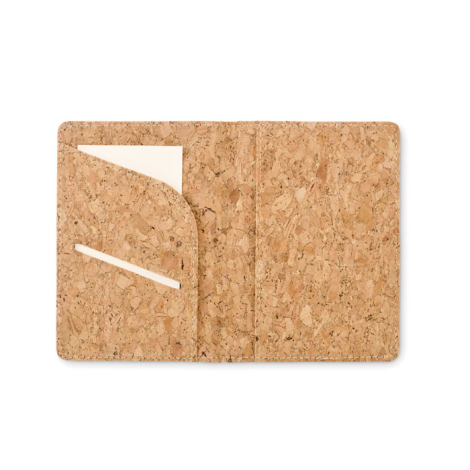 Porte-passeport en liège ouvert à plat avec compartiments intérieurs pour cartes et documents.