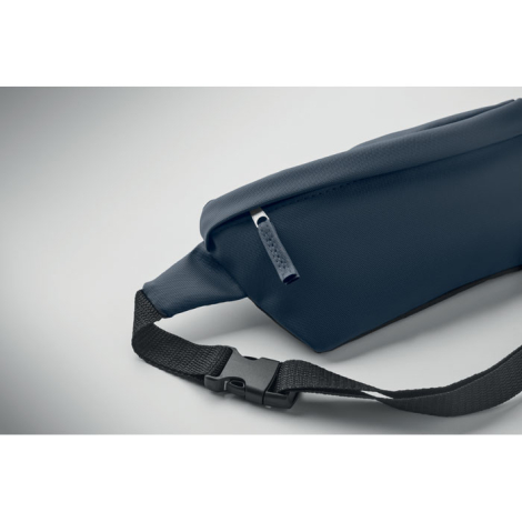 Sac banane bleu marine en polyester recyclé 600D, gros plan sur fermeture et sangle noire.
