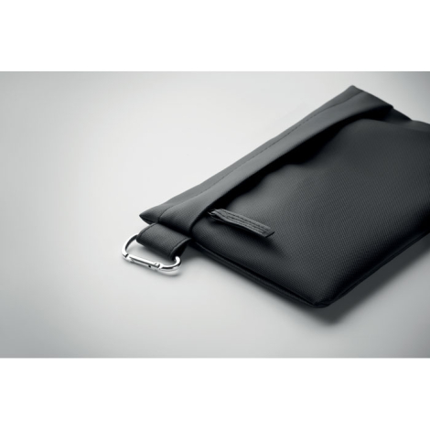 Gros plan sur la pochette noire en RPET 600D avec fermeture zippée et mousqueton métallique.