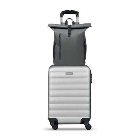 Sac à dos gris en polyester 600D RPET fixé sur une valise argentée.