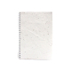 Carnet A5 en papier blanc à inclusions, reliure spirale à gauche.