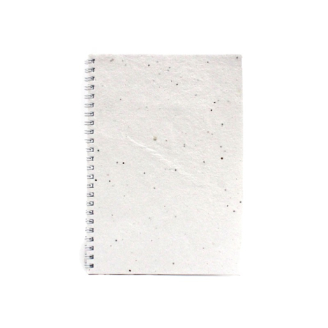 Carnet A5 en papier blanc à inclusions, reliure spirale à gauche.