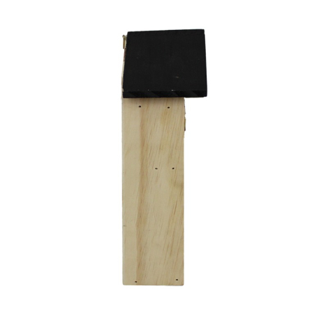 Hôtel à insectes en bois clair vu de profil avec toit noir.