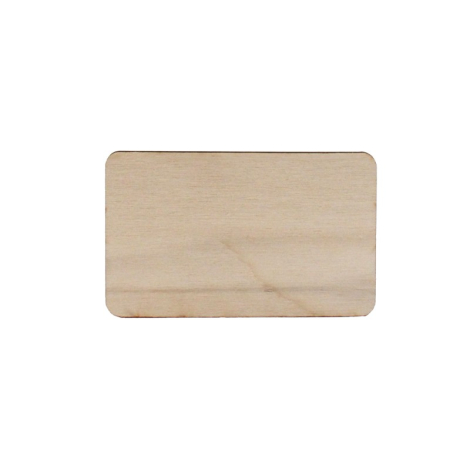 Badge rectangulaire en bois clair, angles arrondis.