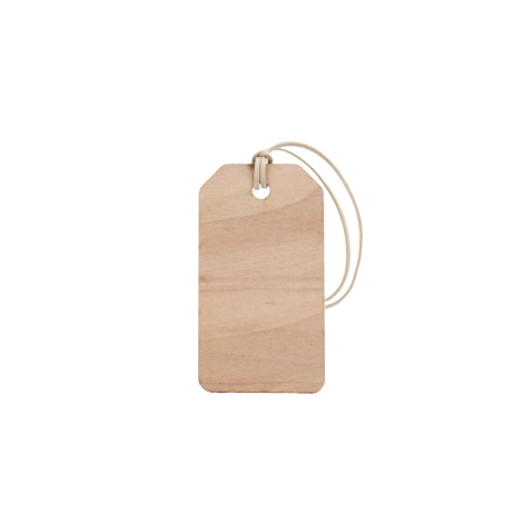 Étiquette bagage en bois clair, angles supérieurs biseautés, cordon clair.