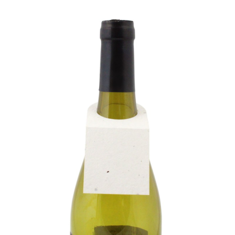 Collerette rectangulaire en papier blanc à inclusions autour du goulot d’une bouteille.