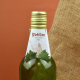 Collerette trapézoïdale en papier à inclusions sur bouteille, personnalisation imprimée visible.