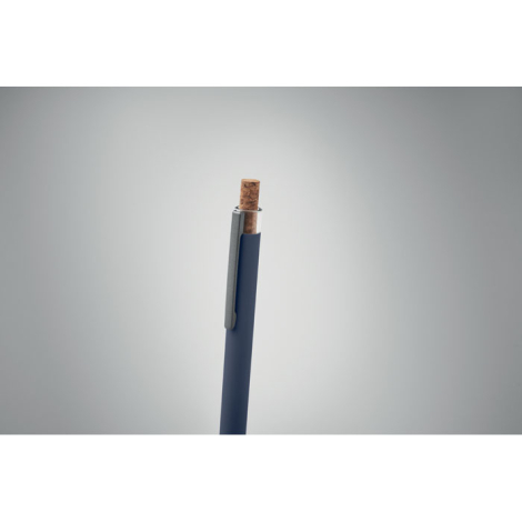 Stylo bille vert mat en aluminium recyclé avec clip noir et poussoir en liège.