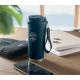 Gobelet isotherme bleu marine 500 ml posé sur un bureau avec marquage sur la face avant.