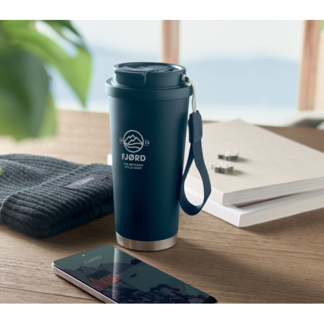 Gobelet isotherme bleu marine 500 ml posé sur un bureau avec marquage sur la face avant.