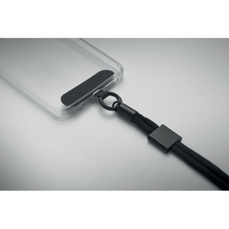 Cordon téléphone noir fixé à une coque transparente via plaque insérée.