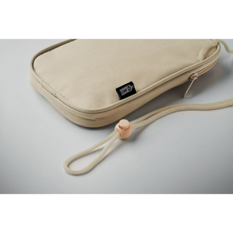 Pochette de voyage beige, gros plan sur le coin inférieur.