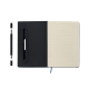 Carnet A5 ouvert montrant les pages lignées et emplacement pour stylo avec stylo noir séparé.