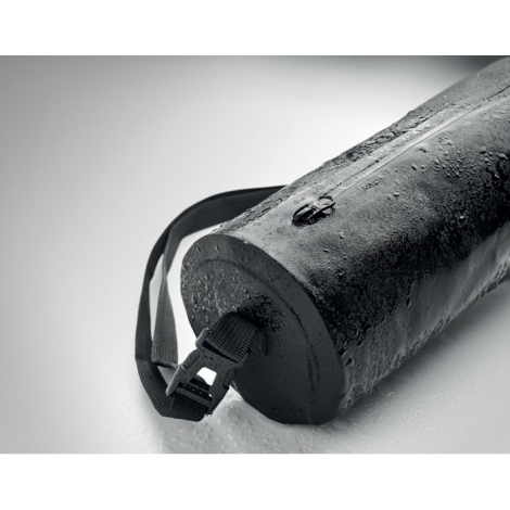 Sac de sport noir en gros plan avec surface déperlante recouverte de gouttes d’eau.