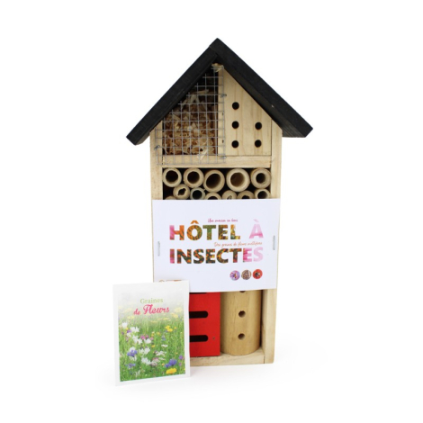 Hôtel à insectes en bois clair avec toit noir, étiquette et sachet de graines sur la face avant, marquage visible sur l’étiquett Hôtel à insectes en bois clair avec toit noir, étiquette et sachet de graines sur la face avant, marquage visible sur l’étiquett