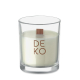 Bougie blanche en cire végétale dans un pot en verre transparent avec mèche en bois ; marquage visible sur la face avant du verr