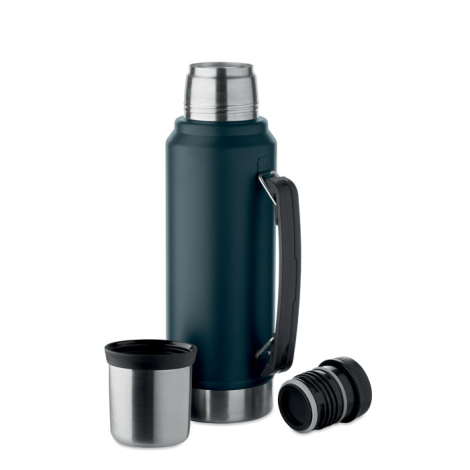 Bouteille isotherme bleu foncé avec poignée noire, bouchon inox et gobelet posés à côté sur fond uni.