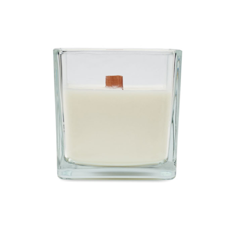 Bougie carrée en verre transparent avec mèche en bois, vue de face rapprochée.
