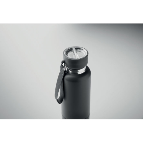 Bouteille isotherme noire avec sangle textile et bouchon inox, vue en plongée sur fond uni.