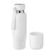 Bouteille isotherme blanche avec bouchon dévissé faisant gobelet, sur fond uni.