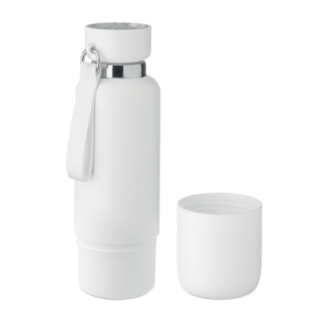Bouteille isotherme blanche avec bouchon dévissé faisant gobelet, sur fond uni.