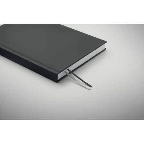Carnet A5 à couverture rigide noire, vu en léger angle, deux rubans marque-pages apparents.