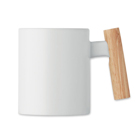 Mug en céramique blanc avec anse en bois clair, vue de profil.