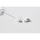 Gros plan sur les connecteurs USB et USB-C blancs d’un câble multi-connecteurs.