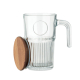 Mug en verre transparent présenté avec couvercle en bois posé sur le côté, sans personnalisation visible.