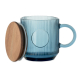 Mug en verre strié bleu avec couvercle en bois posé à côté, sans personnalisation visible.