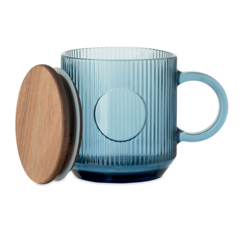 Mug en verre strié bleu avec couvercle en bois posé à côté, sans personnalisation visible.