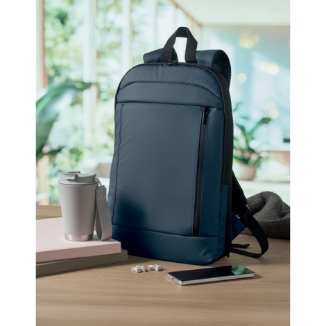 Sac à dos bleu marine en polyester recyclé posé sur une table avec accessoires de bureau, sans personnalisation visible.