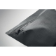 Pochette noire en rPET présentée en gros plan avec fermeture zippée recouverte de gouttes d’eau, sans personnalisation visible.