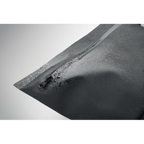 Pochette noire en rPET présentée en gros plan avec fermeture zippée recouverte de gouttes d’eau, sans personnalisation visible.